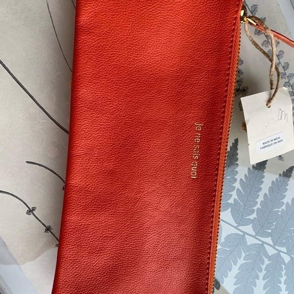 Accessories - Leather pouch- tres chic